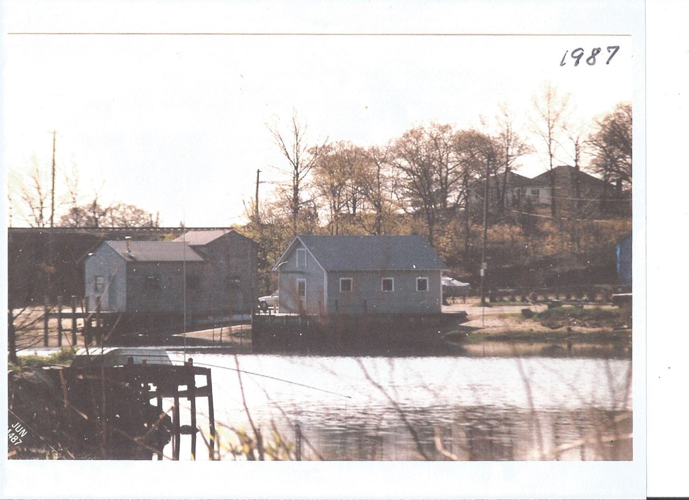 1987 photograph of shanties along Station Street